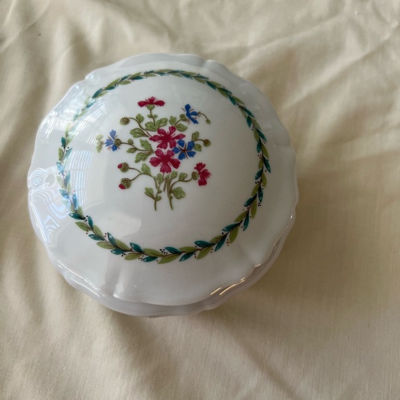 Haviland Limoges  White Porcelain  Floral trinket bowl with lid gold trim - Picture 5 of 5